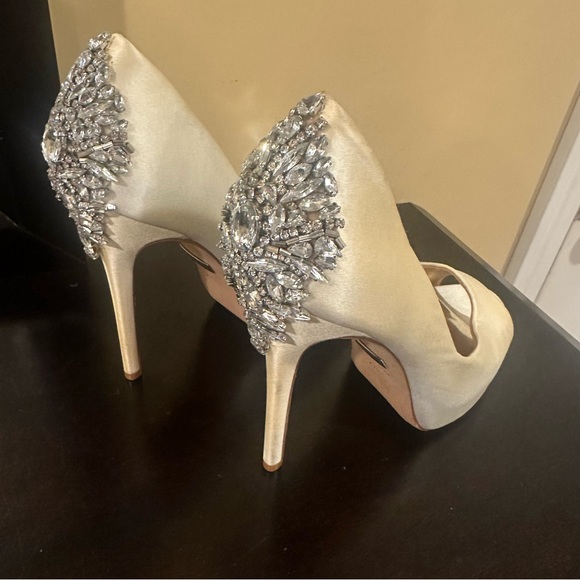Badgley Mischka Kiara Bridal Pump Heel Size: 7.5 - Picture 4 of 11